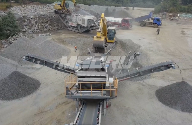 移動環(huán)保碎石機，邁科路重工移動破碎站